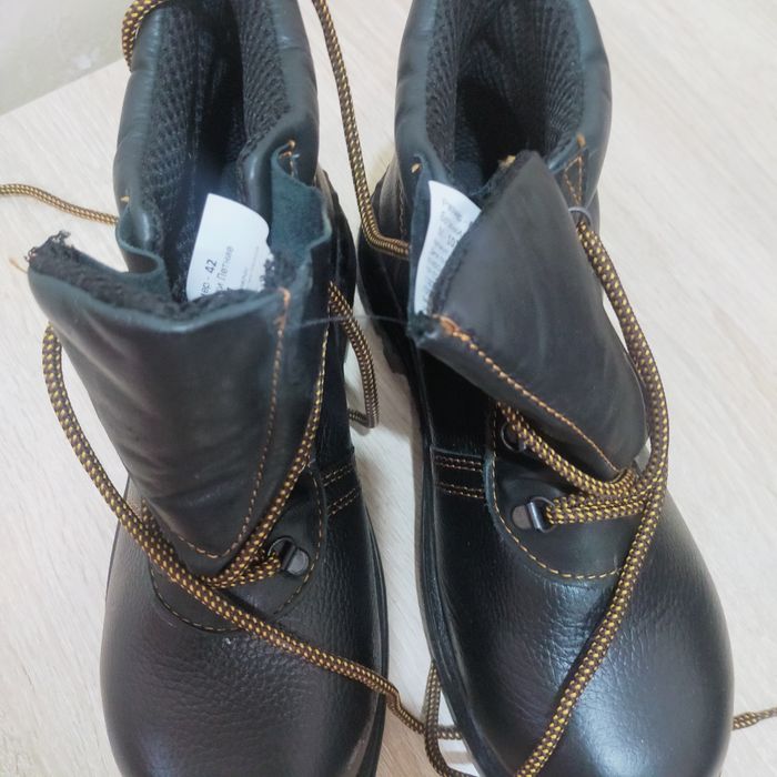 Продам спец обувь 10 000