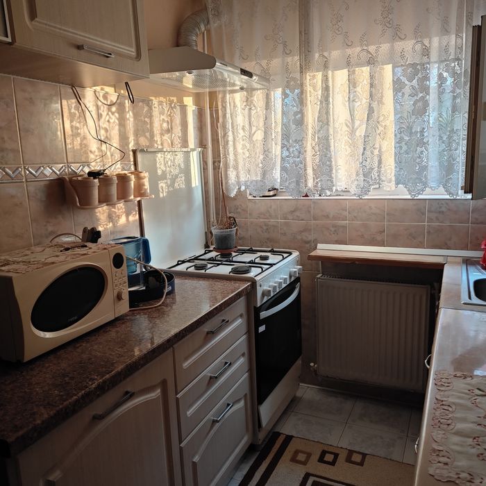 Ofer spre închiriere apartament cu două camere