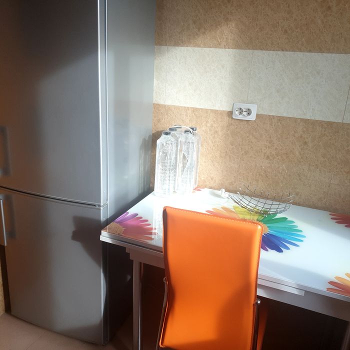 Închiriez  o cameră într-un apartament cu două camere, decomandat