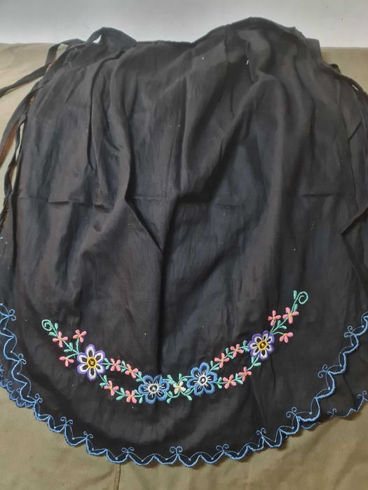 Автентични ръчно бродирани, сатенени престилки