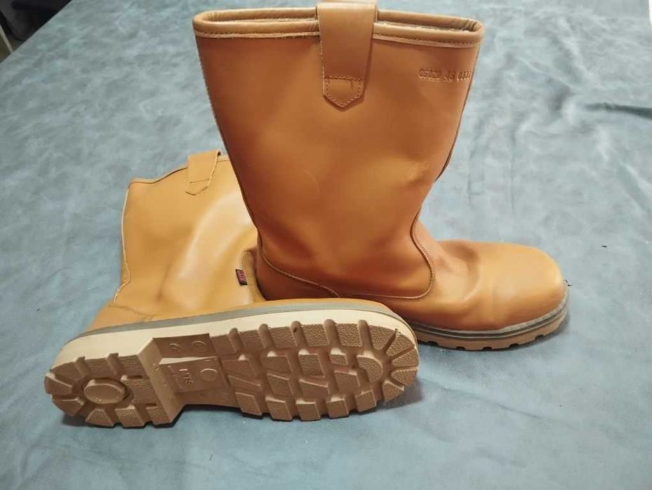 Продаются спец.сапоги 44-45 размера. Новые.