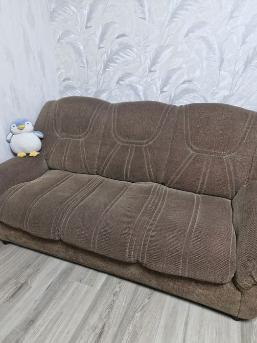 Нераскладной диван и 2 кресла .