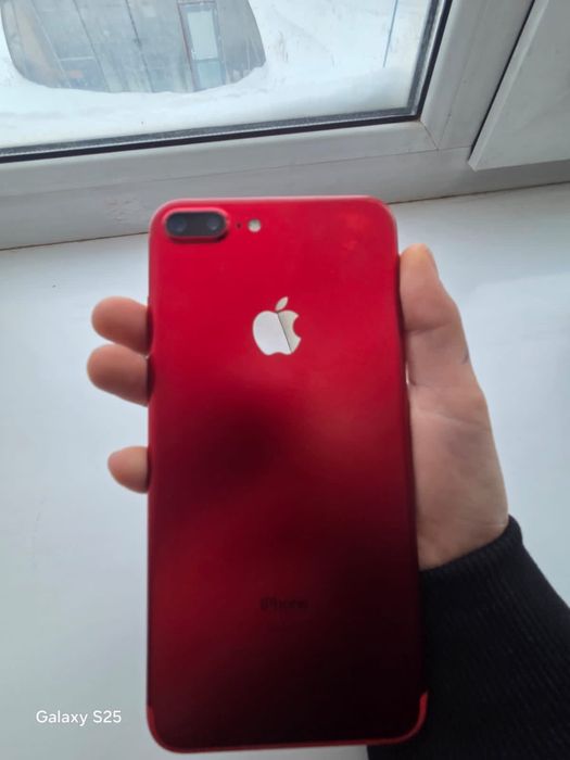 Продаю айфон 7+ красного цвета