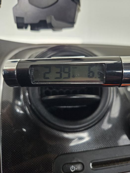 Ceas cu termometru pentru masina