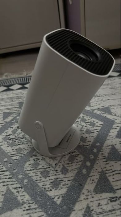 Проектор с пультом.