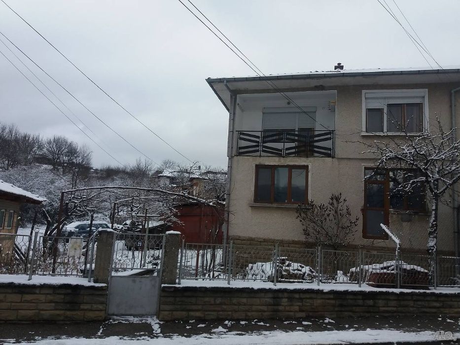 Самостоятелна масивна къща