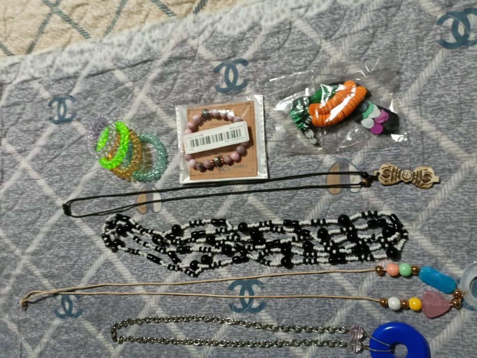 Бижутерия и две нарядные заколки