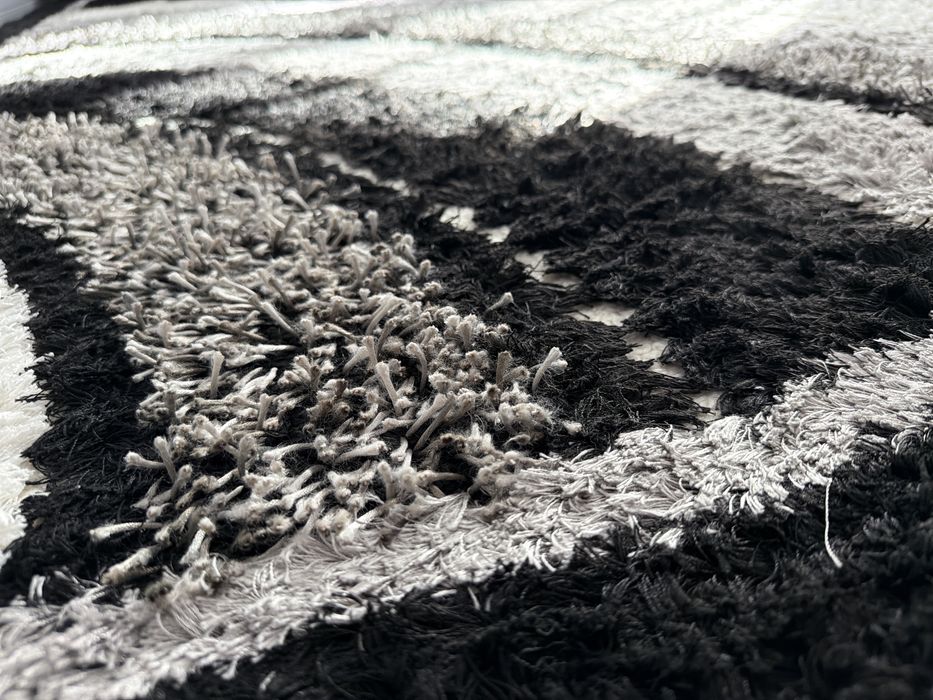 Covor cu alb , negru , gri