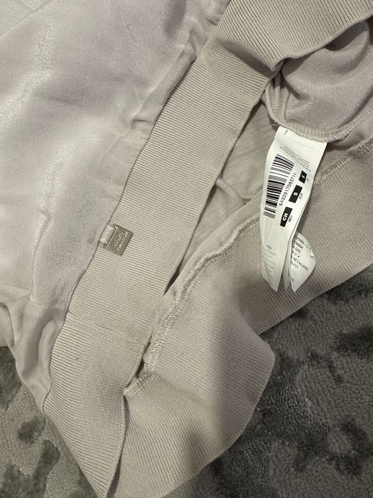 Елегантна блуза в светло сиво на Адолфо Домингез