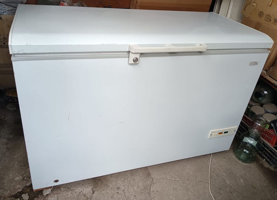 Морозильник большой продам