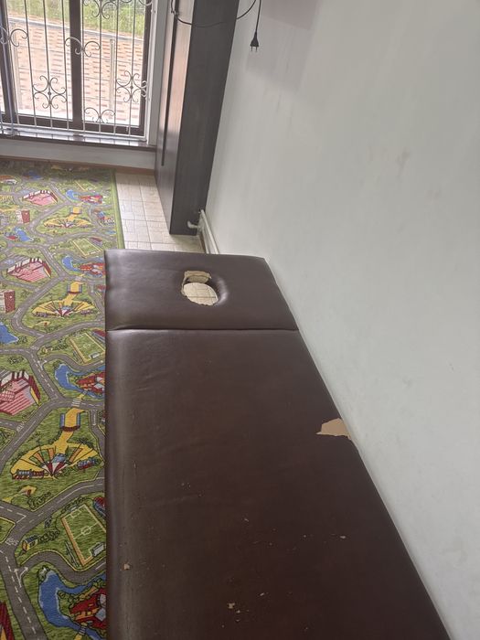 Продается кушетка бу для массаж .