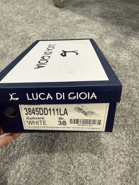 Pantofi stiletto slingback albi din piele lacuita cu toc