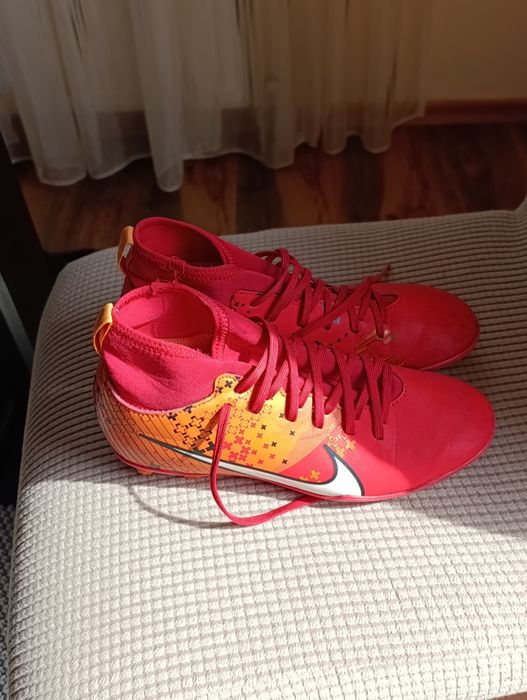 Футболни бутонки