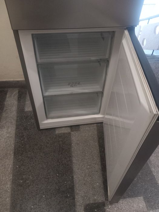 Продавам хладилник  Hisense с  долна камера