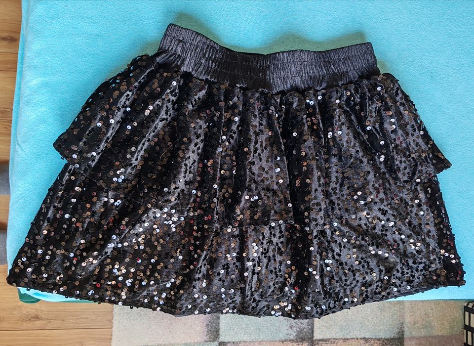 Fusta neagra catifea cu paiete, blugi, colanti sport