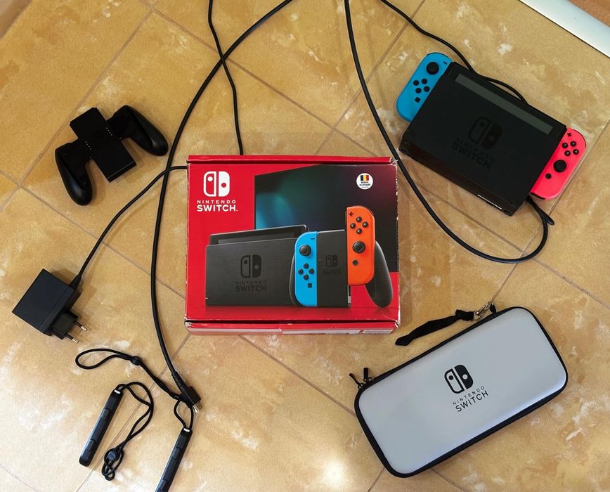 Vând Consola Nintendo Switch V2 cu JOY-CONS Red/Blue.