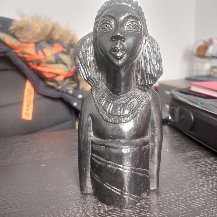 Дървена статуетка от Кения