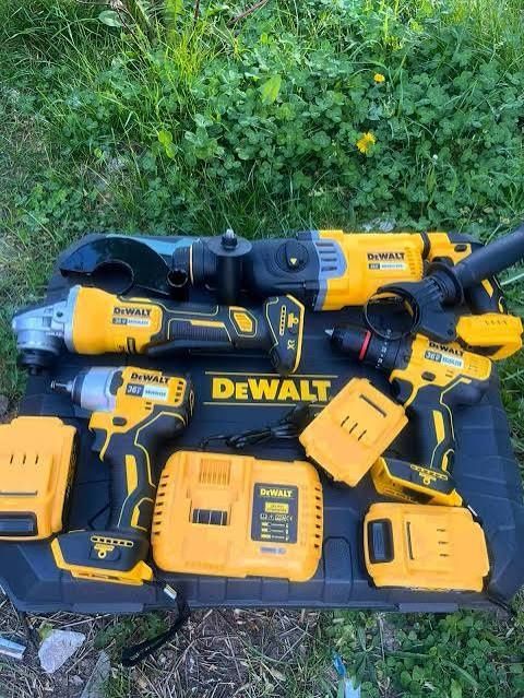 DeWALT 18V XR 4-в-1 комплект с 3 батерии 5Ah, зарядно и куфари. Професионални машини, подходящи за строителство и ремонт.