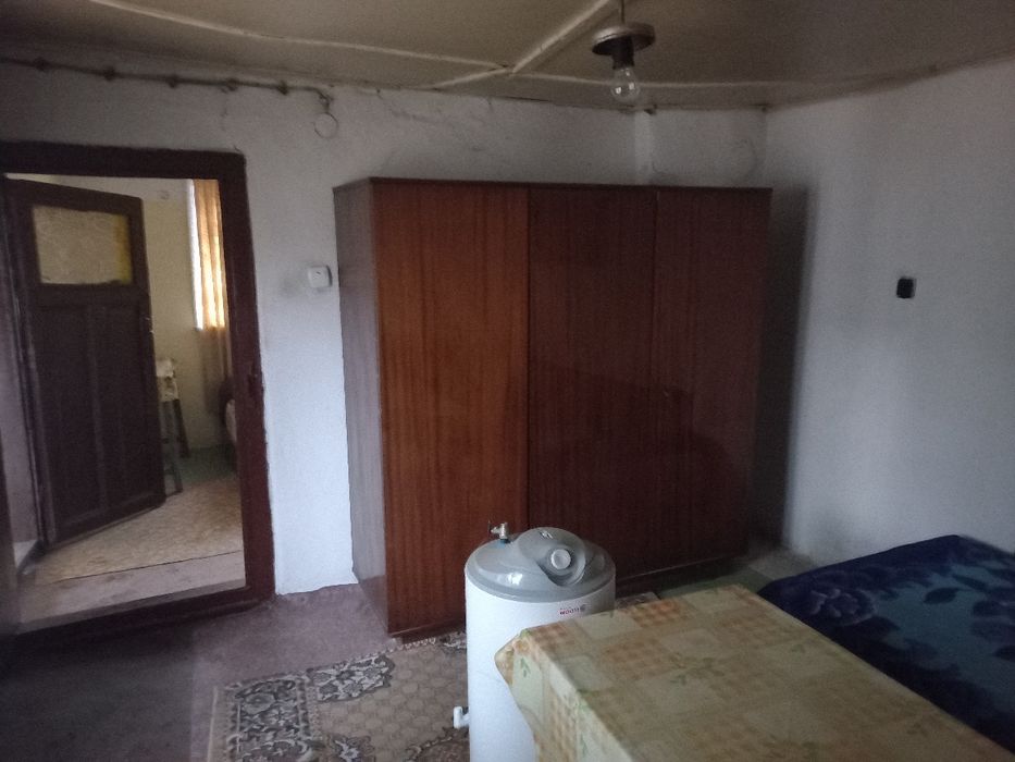 Продавам парцел 1160 кв. с две къщи.