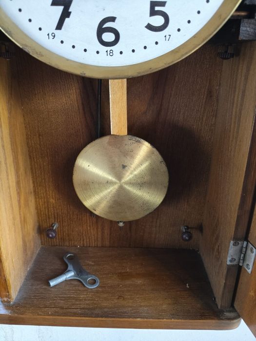 Ceas de perete cu pendul antic
