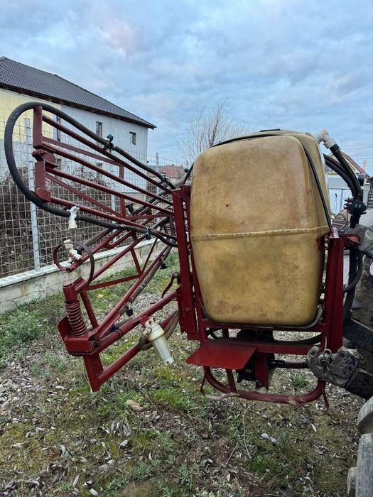 Vând grebla de împrăștiat fanul,erbicidator și remorca de tractor
