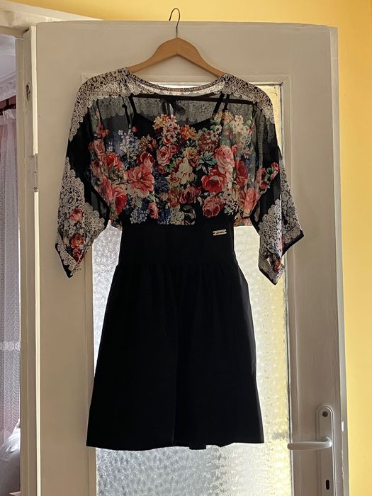 Спортно-елегантна рокля до коляното