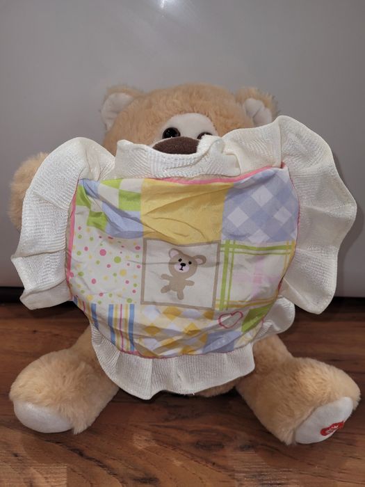 Мече „Peek a Boo“, което движи ръчичките си и се крие