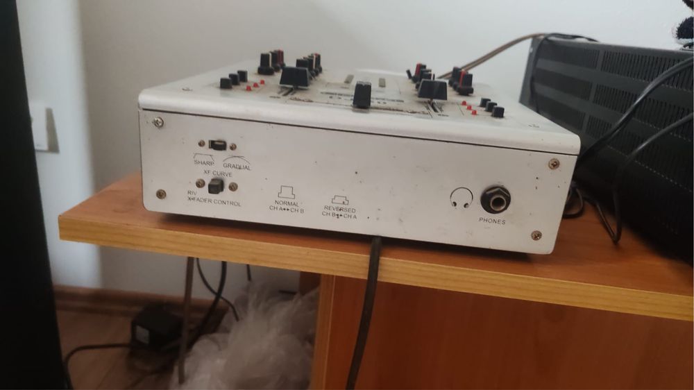 Vand 2 boxe MC Crypt cu statie si mixer