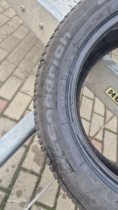 două cauciucuri; 205 55 16 de iarnă,m +s