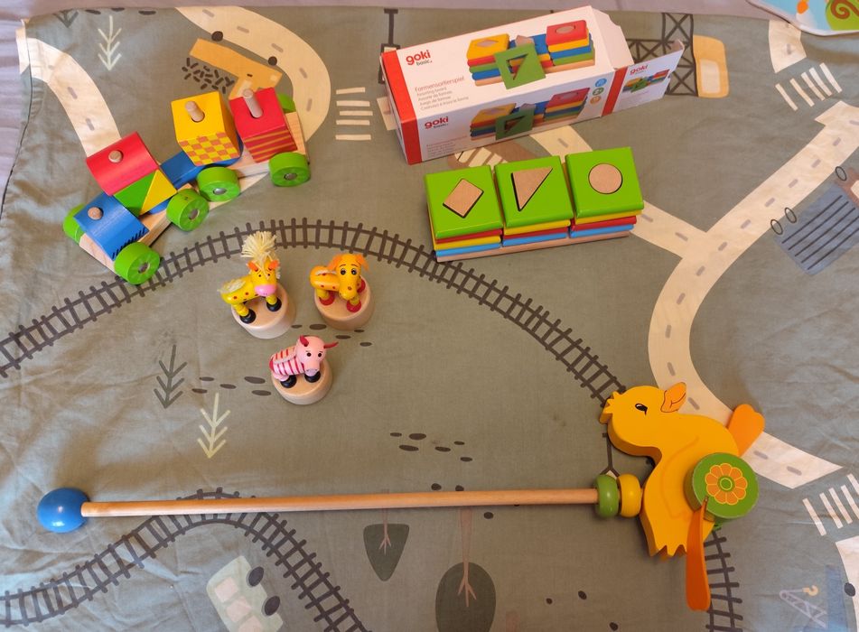 Дървени играчки- буталка Lelin, сортер Goki, влакче, "играещи фигурки"