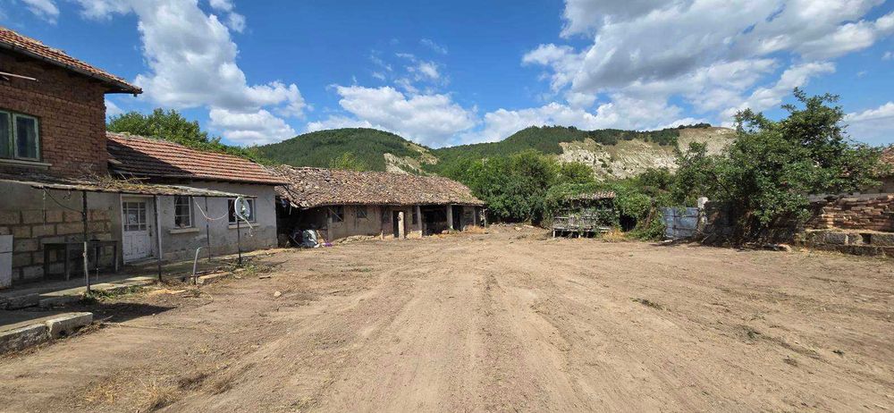 Къща с жилищна пристройка, равен двор и стопански постройки в с. Острица