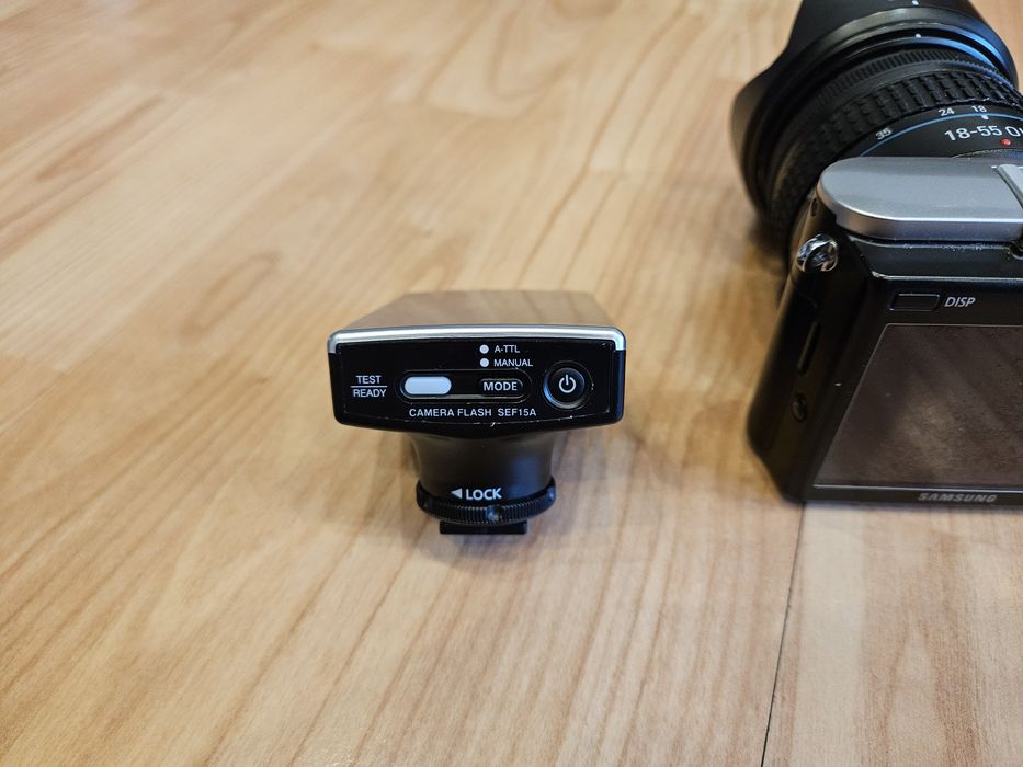 Samsung NX100 cu obiectiv 18-55mm
