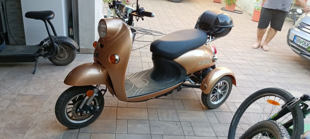 Vând tricicletă electrică