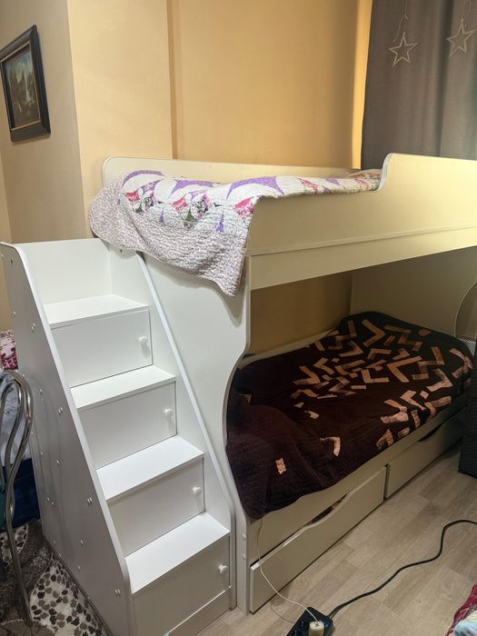 Стол и двухъяростная кровать