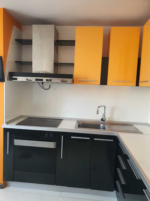 Ъглова кухня- черно и оранжево, размер 210х210