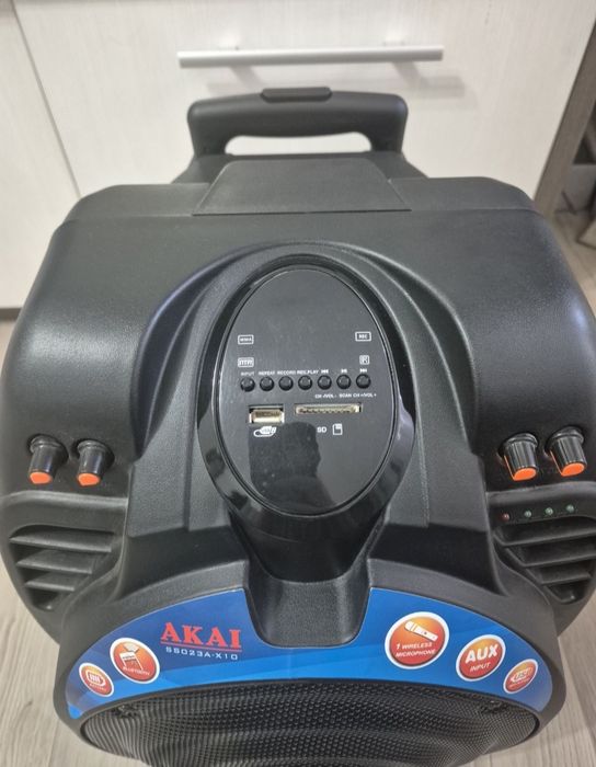 Vand boxa akai in stare perfecta de funtionare si extetic inpecabil