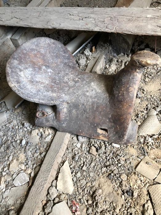 Продам седло в хорошем состоянии ручная работа из цельного материала.