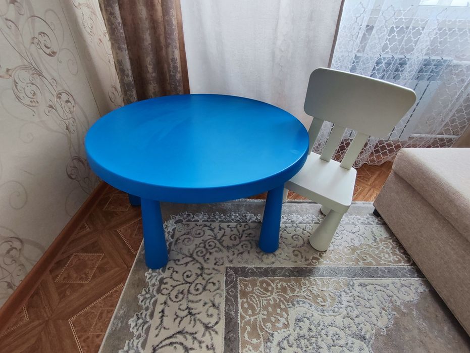 Продам детский стол Икеа