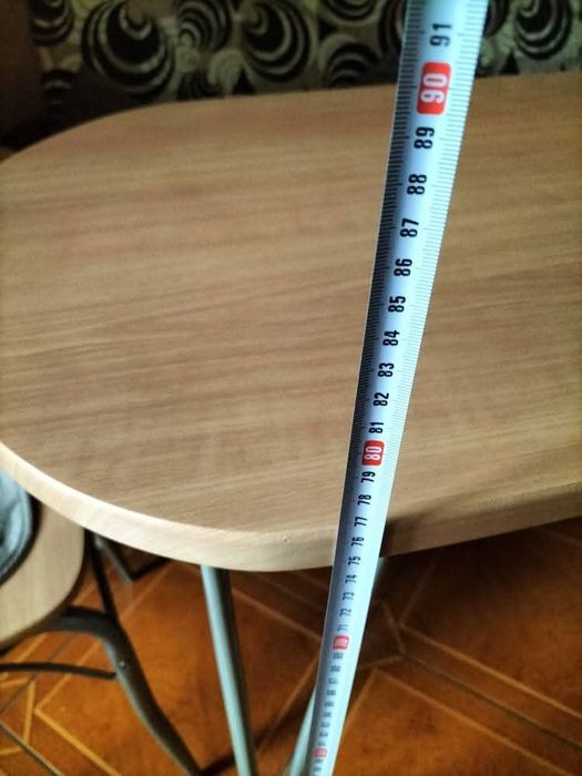 Masă ovală cu picioare metalice