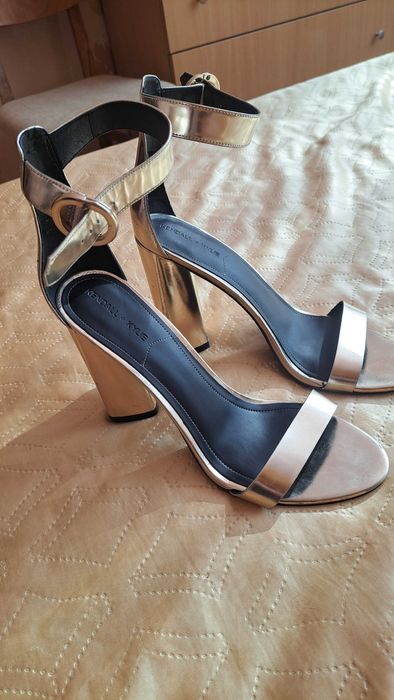 Дамски елегантни обувки.