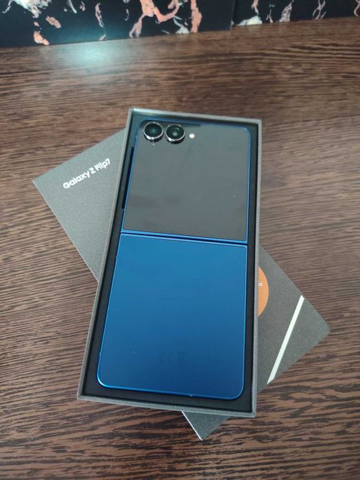 Samsung ZFlip 7  nou