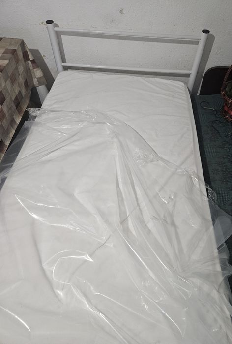 Бяло,метално легло 90х200+ матрак