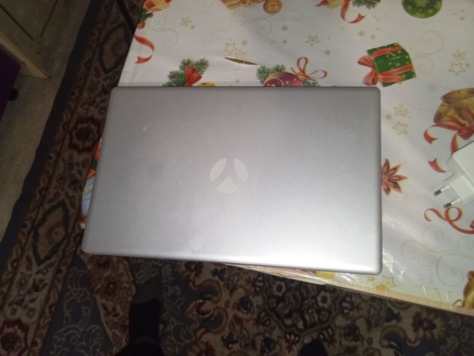 продам ноутбук с зарядкой