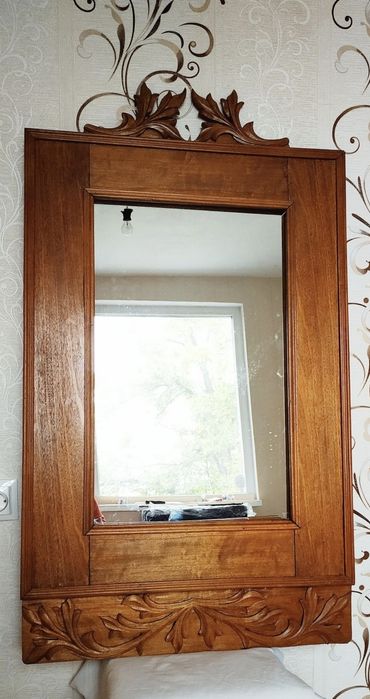 Огледало с дърворезба.