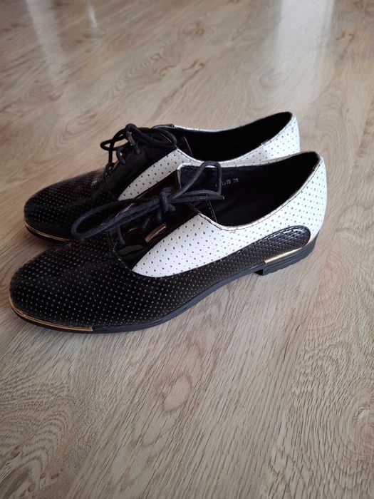 Дамски  затворени обувки