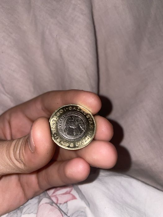 Монета 100 тенге с рисунком птицы