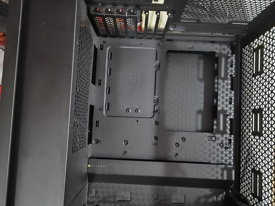Vând carcasă pc Corsair 4000D