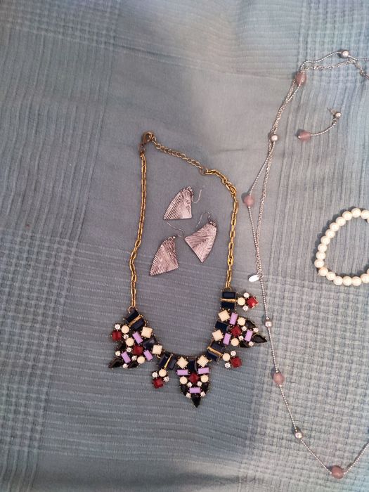 Set accesorii dama cu lantisoare, cercei si broșe