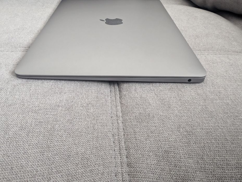 Лаптоп Macbook AIR 13 M1 2020 8GB 256GB SSD с добра батерия