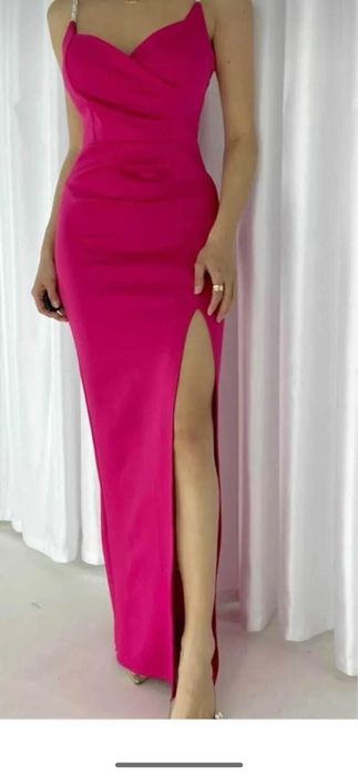 Vand rochie de seara culoare fuxia marimea S crepata pe picior e noua